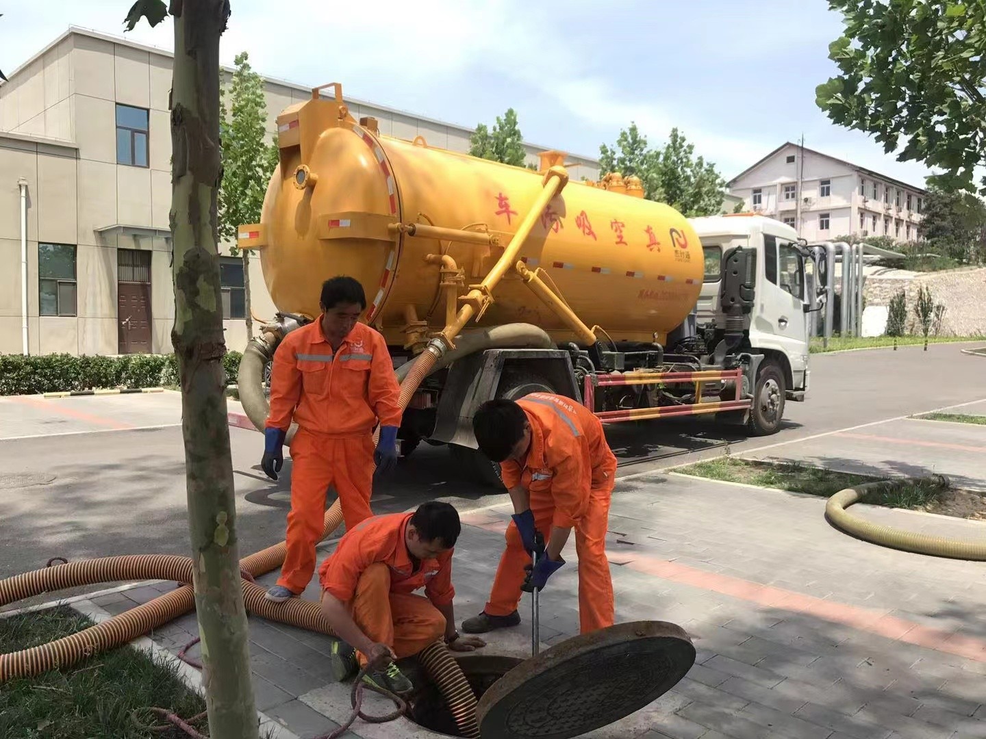 通渭管道疏通车停在窨井附近