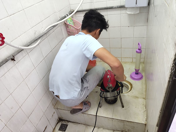 通渭管道堵塞冒臭气 专业师傅现场解决问题