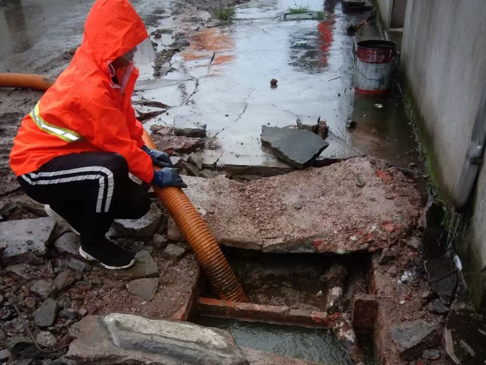 通渭专业清理污水池 炜誉市政以规范流程守护城市 “肠道”